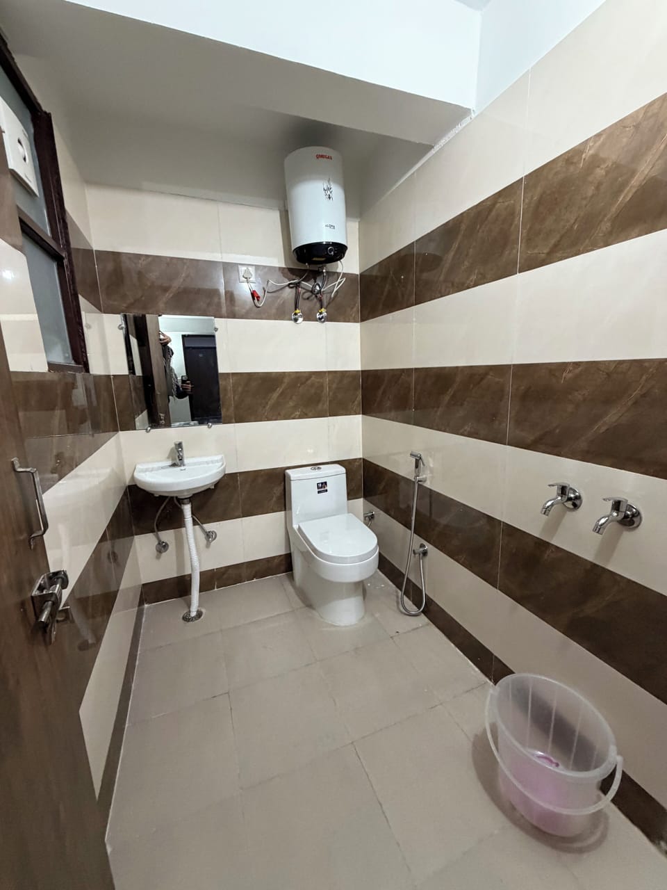Classic Double Room, City View | Bathroom | Shower, rainfall showerhead, free toiletries, slippers