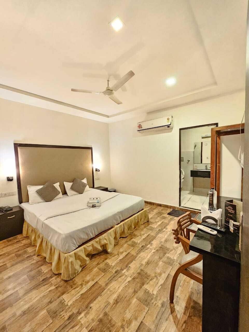 Deluxe Room, Air conditioning | Rollaway beds, free WiFi, bed sheets