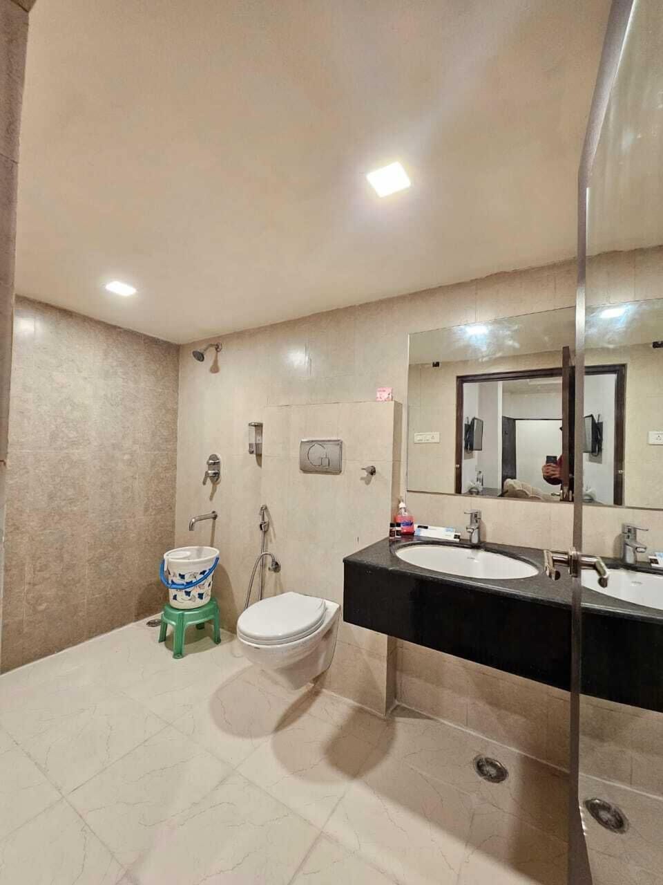 Deluxe Room, Air conditioning | Bathroom | Shower, towels, soap, shampoo