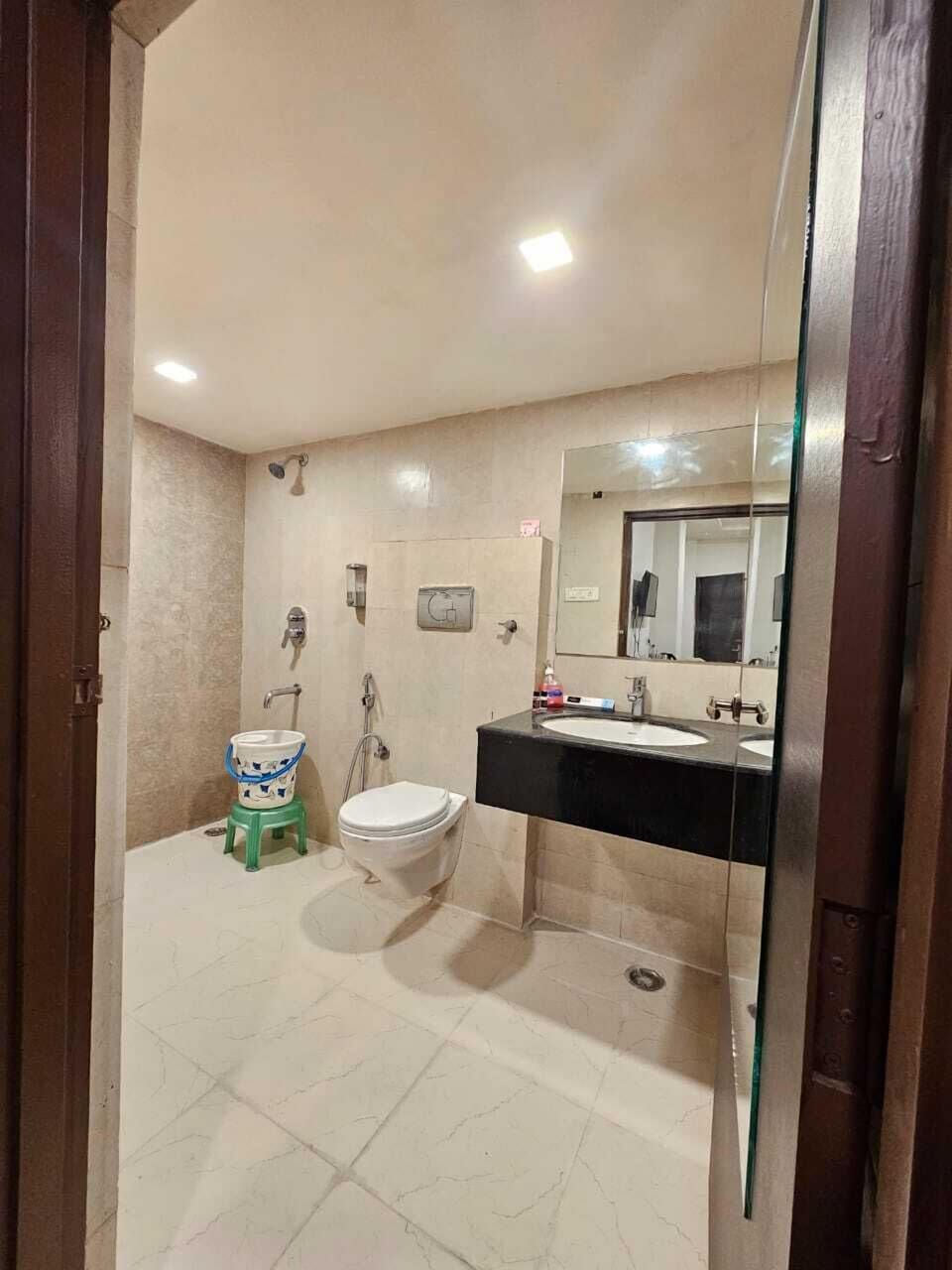Luxury Room, Air conditioning | Bathroom | Shower, towels, soap, shampoo