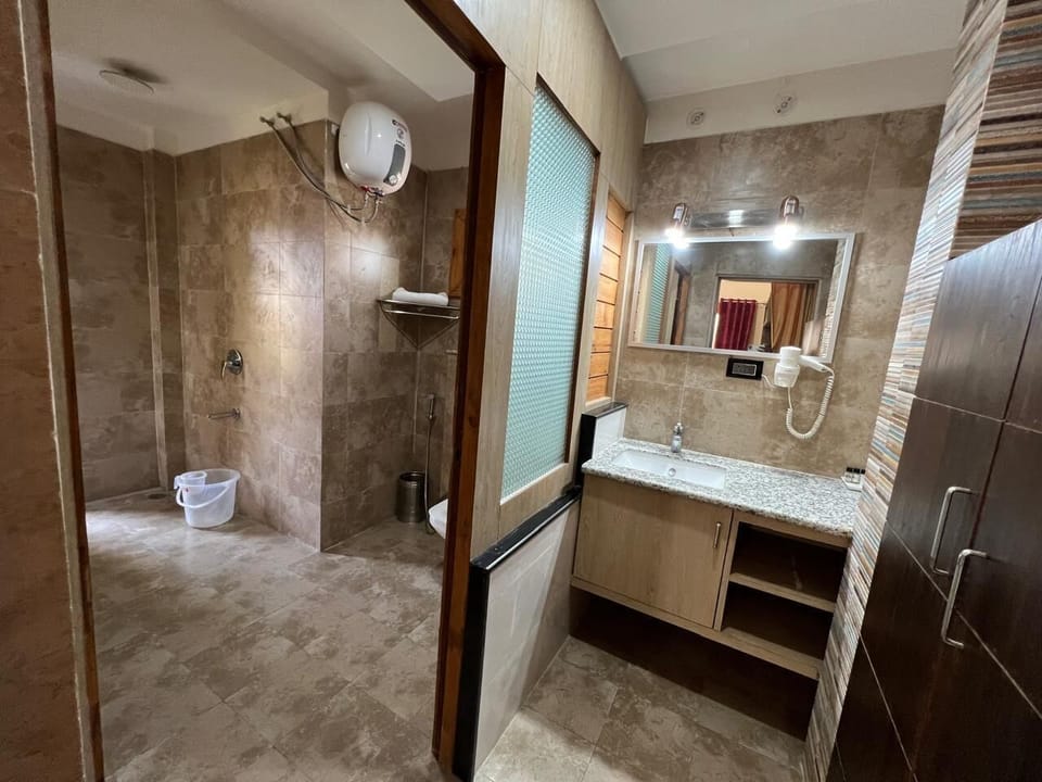 Luxury Cottage, Lake View | Bathroom | Free toiletries, soap, shampoo, toilet paper