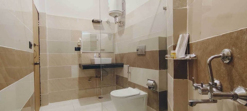 Deluxe Room | Bathroom | Free toiletries, soap, shampoo, toilet paper
