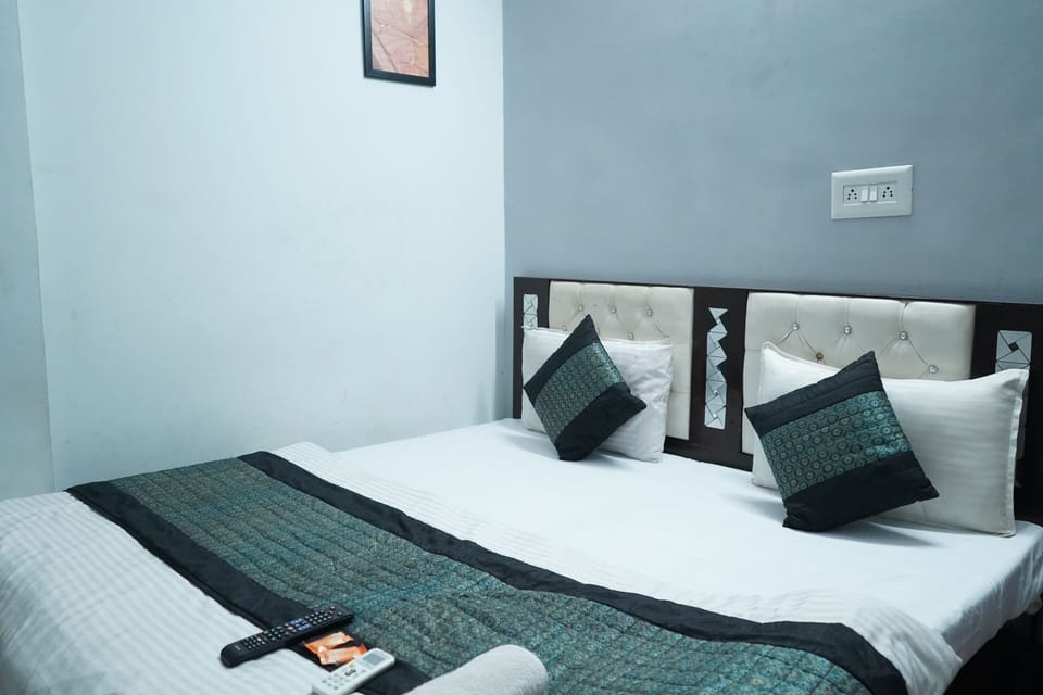 Deluxe Double Room, Balcony | Desk, free WiFi, bed sheets