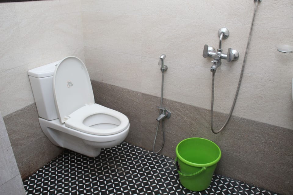 Standard Double Room | Bathroom | Shower, towels, soap, shampoo