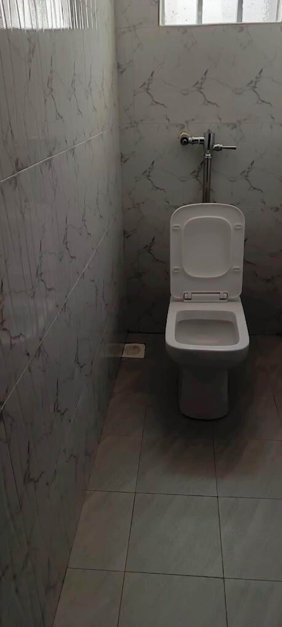 Deluxe Twin Room | Bathroom | Shower, free toiletries, slippers, towels