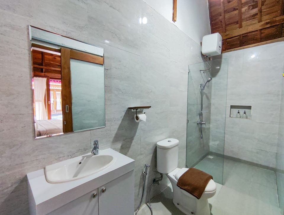 Deluxe Villa, Balcony | Bathroom