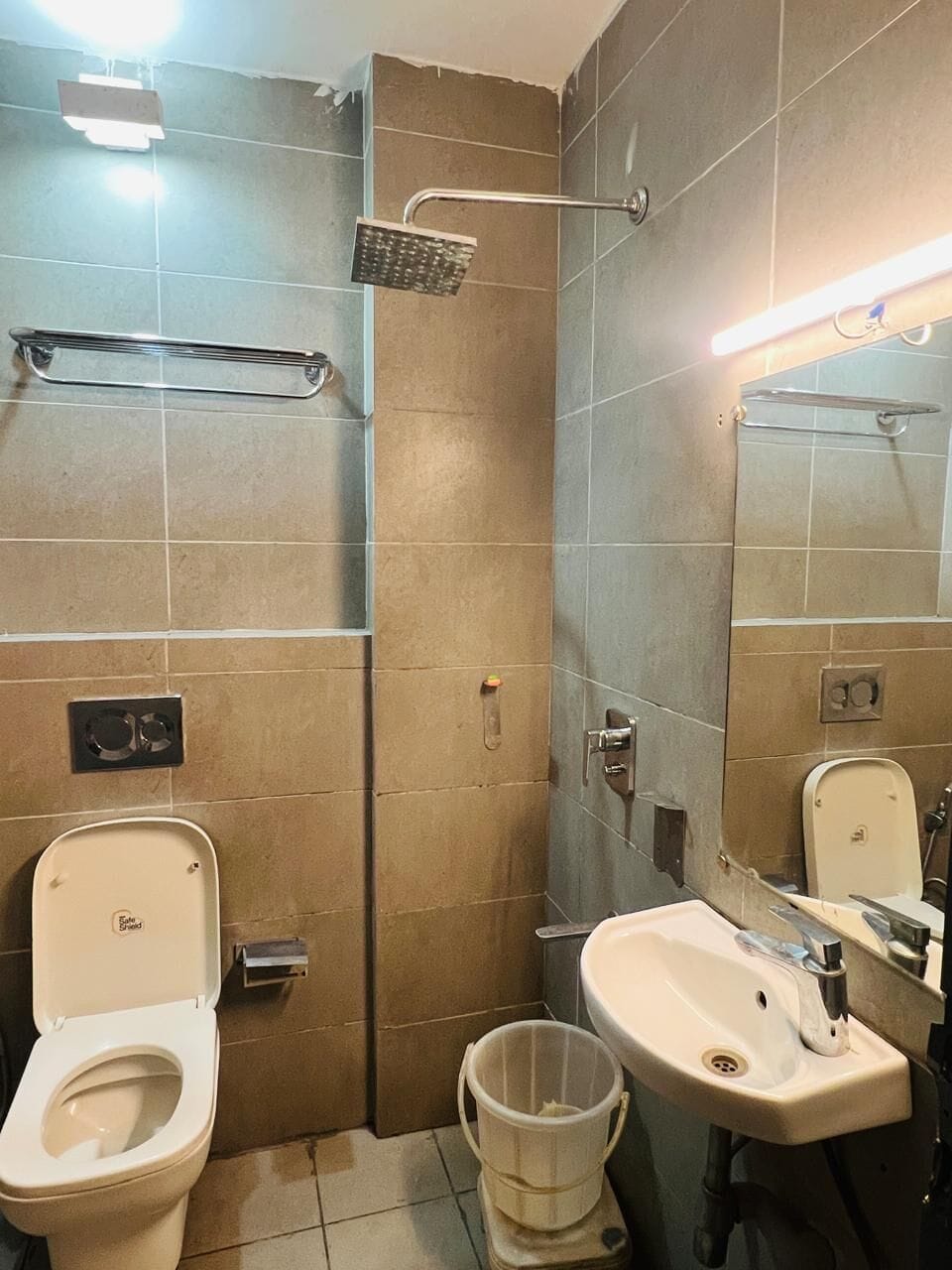 Shower, towels, shampoo, toilet paper