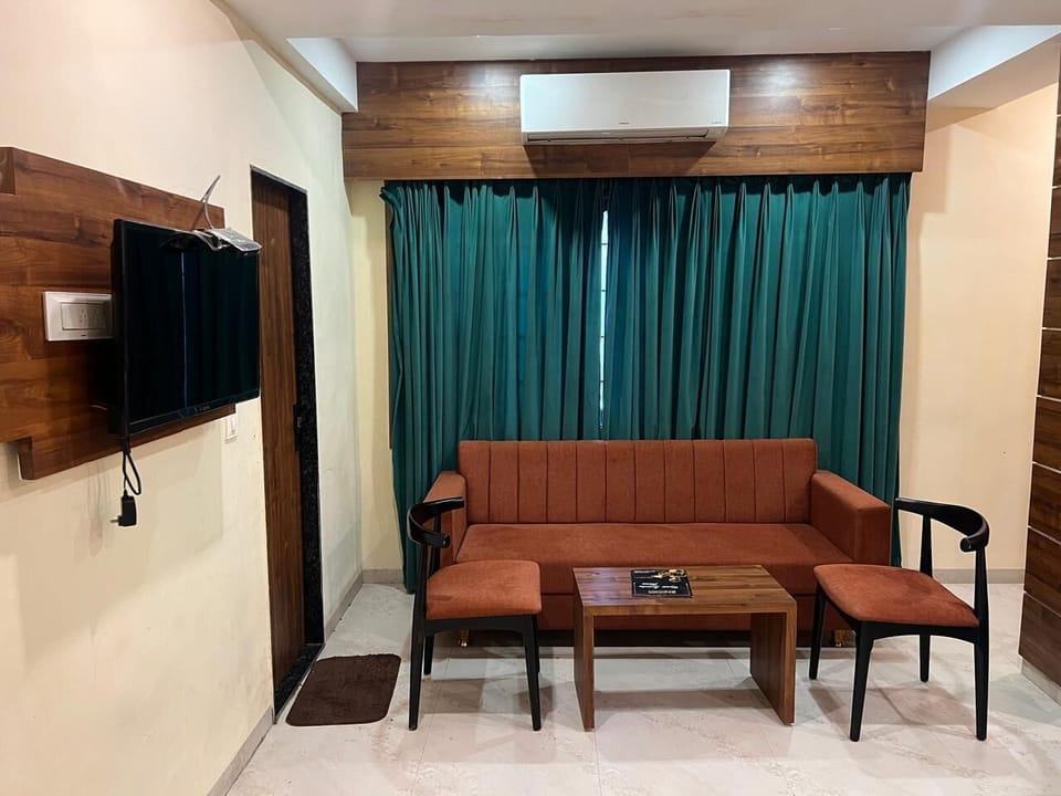 Deluxe Room | Living area | 32-inch LED TV with cable channels