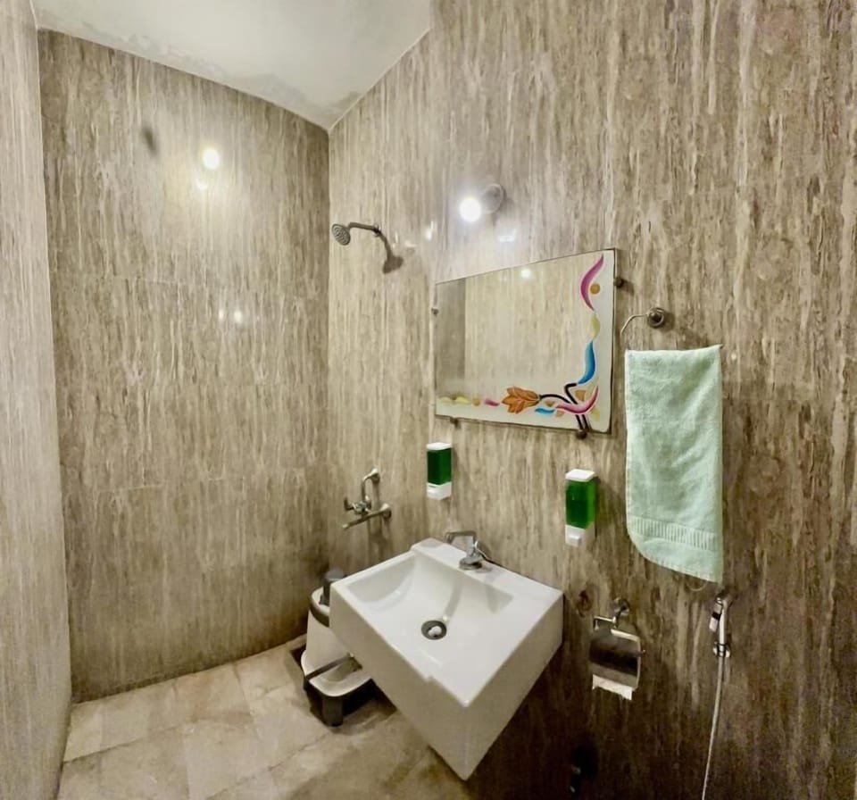 Deluxe Double Room, City View | Bathroom | Shower, free toiletries, hair dryer, slippers