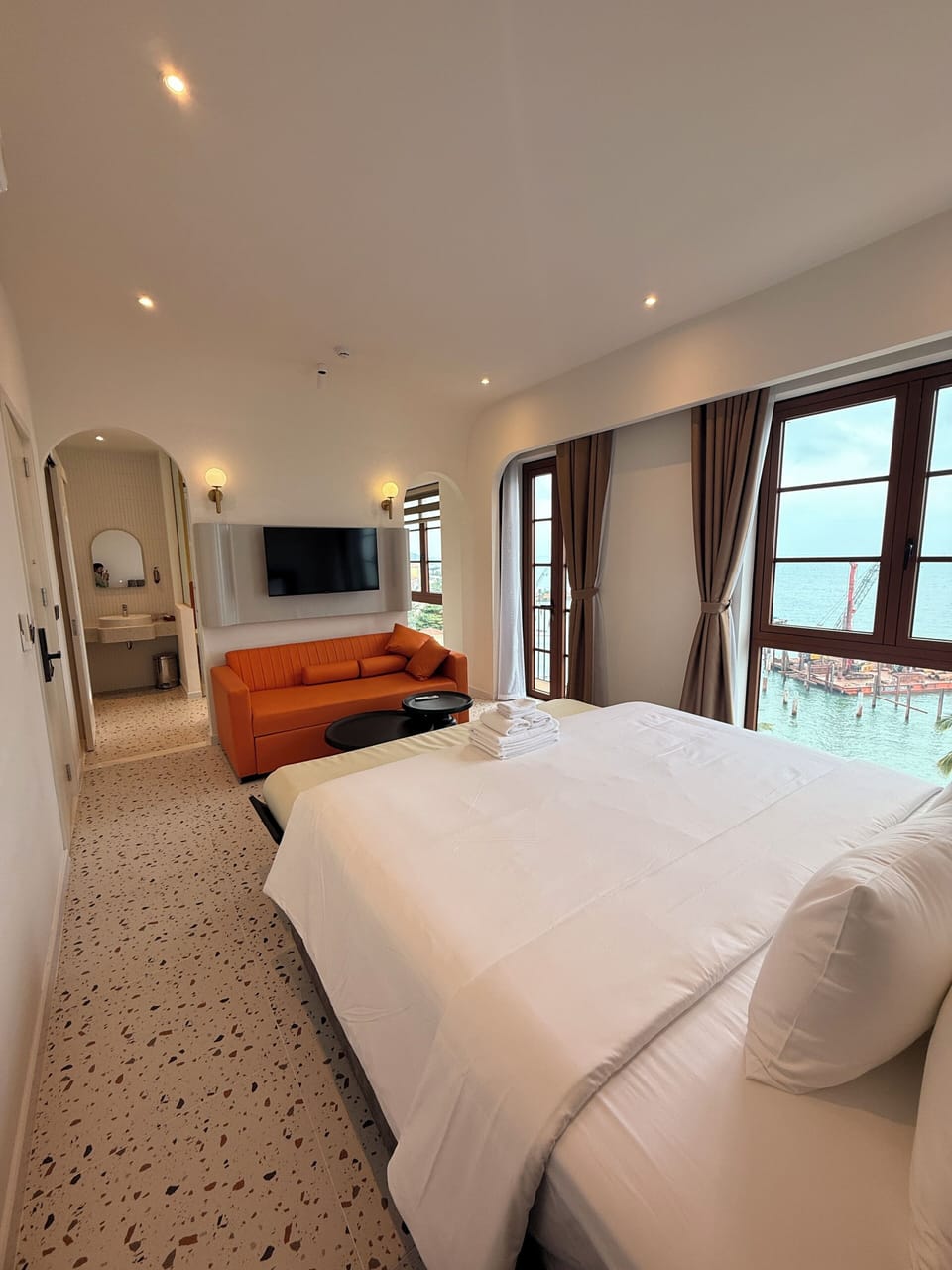 Superior Sea View Master Bedroom | Desk, laptop workspace, free WiFi