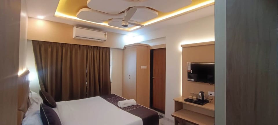 Economy Room | Desk