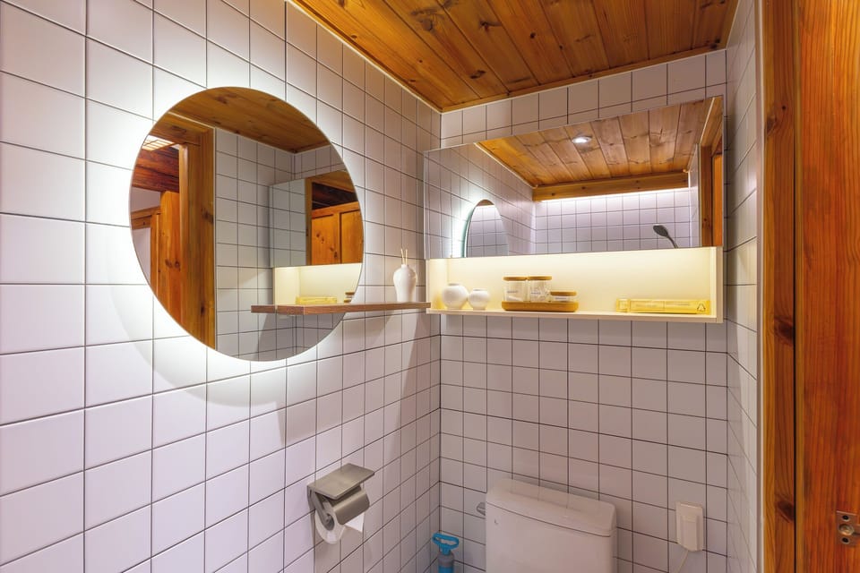 Traditional Villa, Balcony, City View | Bathroom | Shower, free toiletries, hair dryer, towels