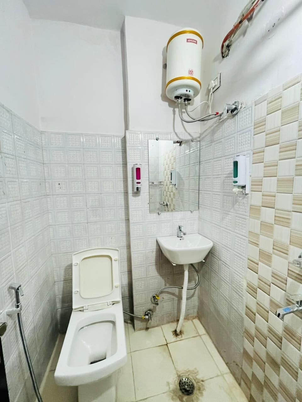 Deluxe Double Room, Balcony | Bathroom | Shower, towels, soap, toilet paper