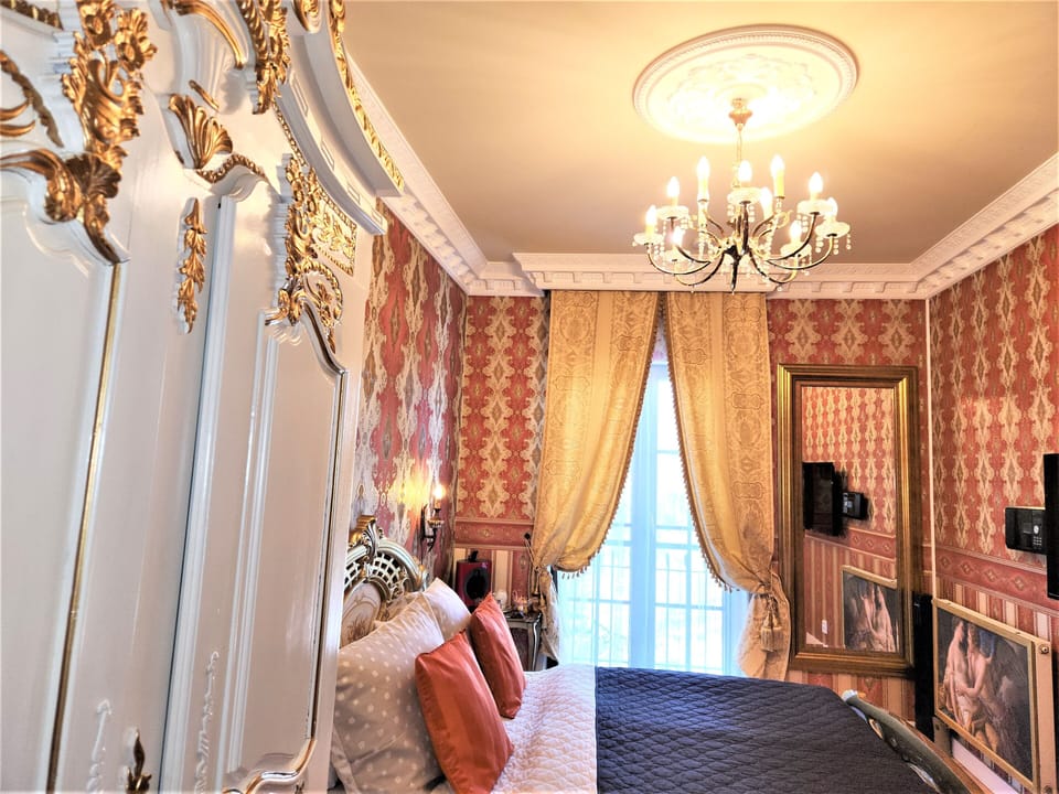 Deluxe Double Room | Individually decorated, iron/ironing board, free WiFi, bed sheets
