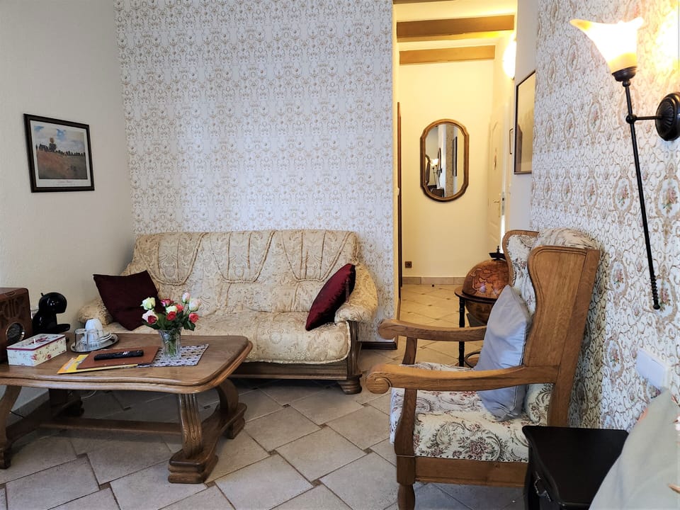 Exclusive Room | Individually decorated, iron/ironing board, free WiFi, bed sheets