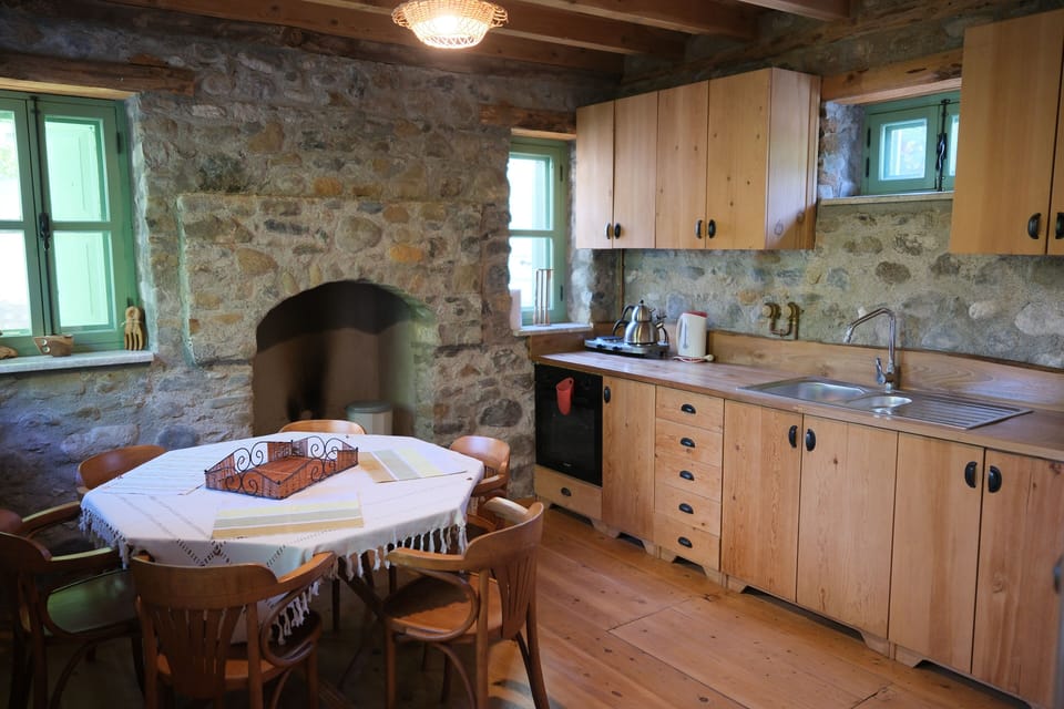 Traditional House, Garden View | Private kitchen | Mini-fridge, microwave, cookware/dishes/utensils