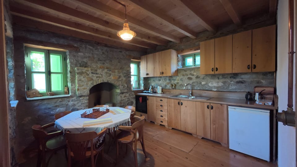 Traditional House, Garden View | Private kitchen | Mini-fridge, microwave, cookware/dishes/utensils