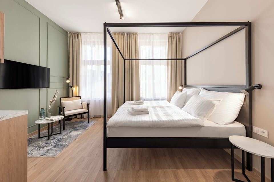 In-room safe, WiFi (free), bed sheets