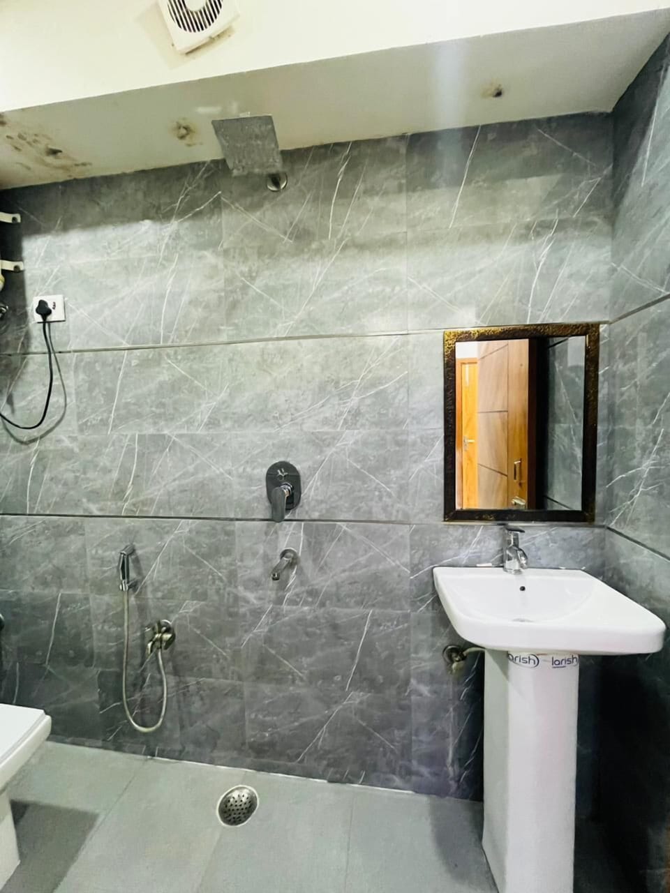 Deluxe Double Room, Balcony | Bathroom | Shower, towels, soap, toilet paper