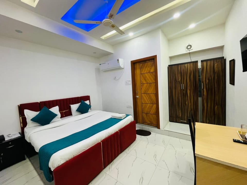 Deluxe Double Room, Balcony | Desk, free WiFi, bed sheets