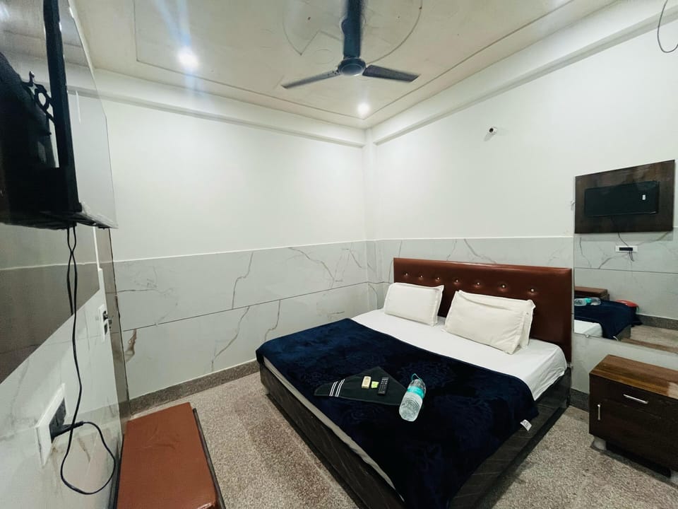 Deluxe Double Room, Balcony | Desk, free WiFi, bed sheets