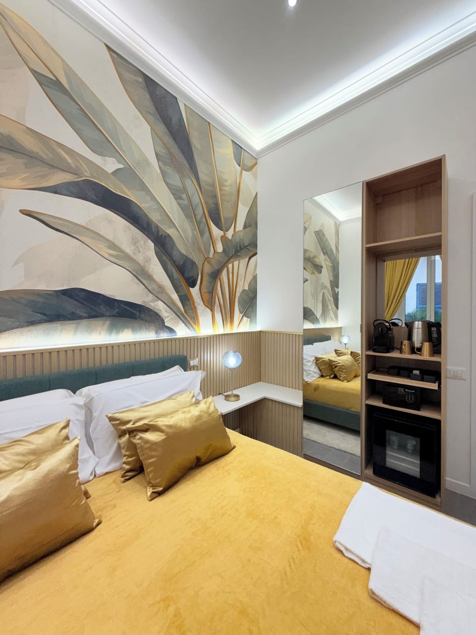 Standard Double Room | Minibar, in-room safe, desk, laptop workspace