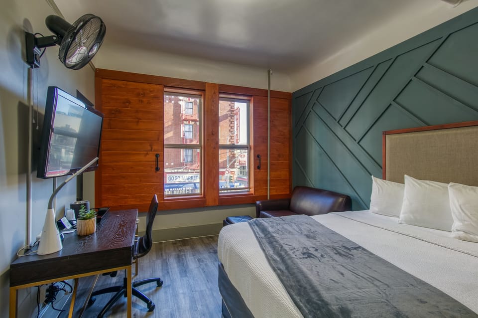 1 Queen Bed with Sofa Bed, Shared Bathroom | Iron/ironing board, free WiFi, bed sheets