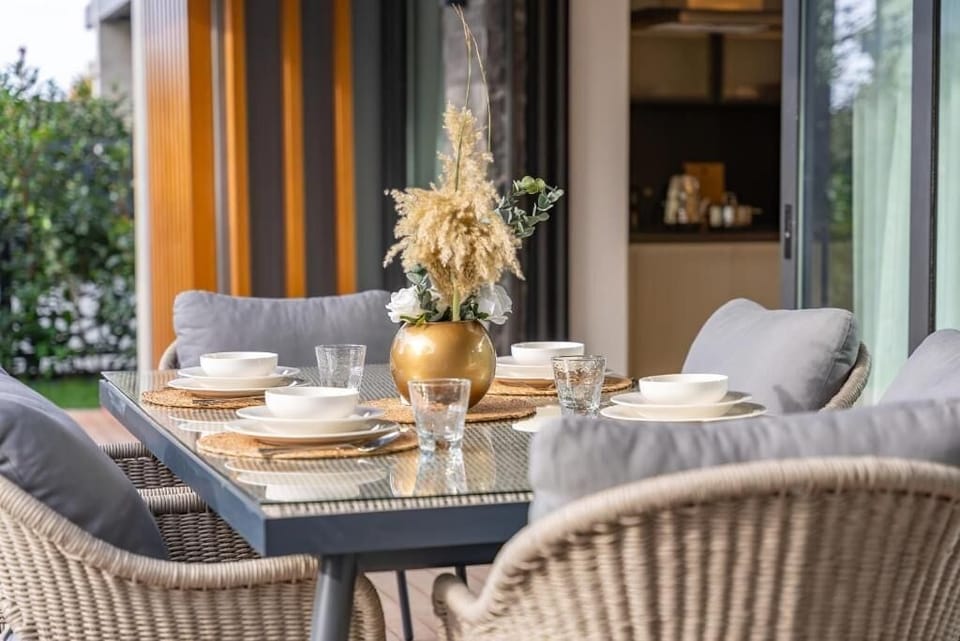 Deluxe Villa, Partial Sea View | Outdoor dining