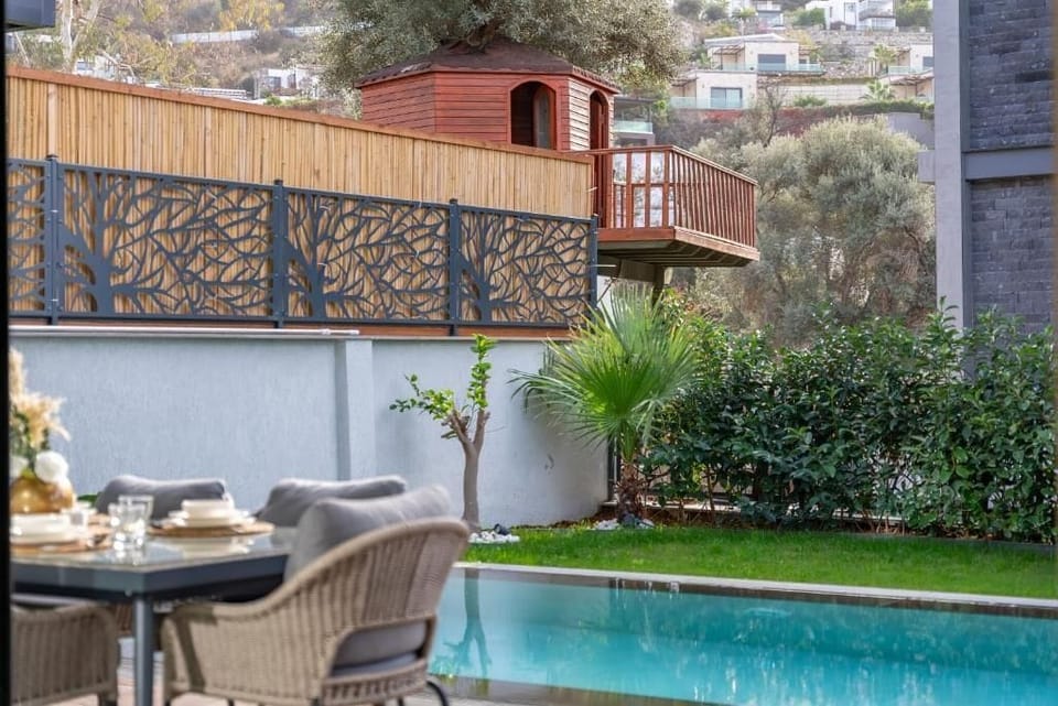 Deluxe Villa, Partial Sea View | Outdoor dining