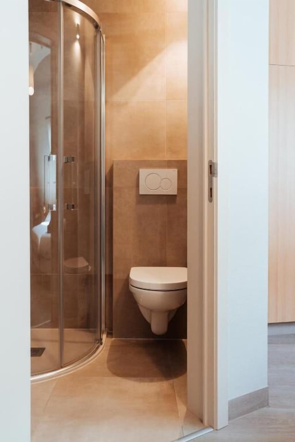 Economy Twin Room, Non Smoking | Bathroom | Shower, free toiletries, hair dryer, towels