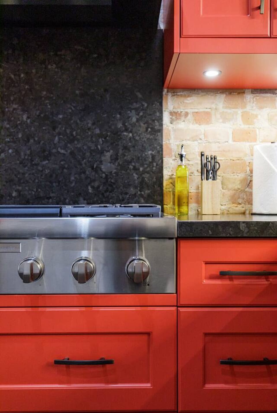 A simple, functional setup so you can prepare meals easily whether quick breakfasts or full dinners.