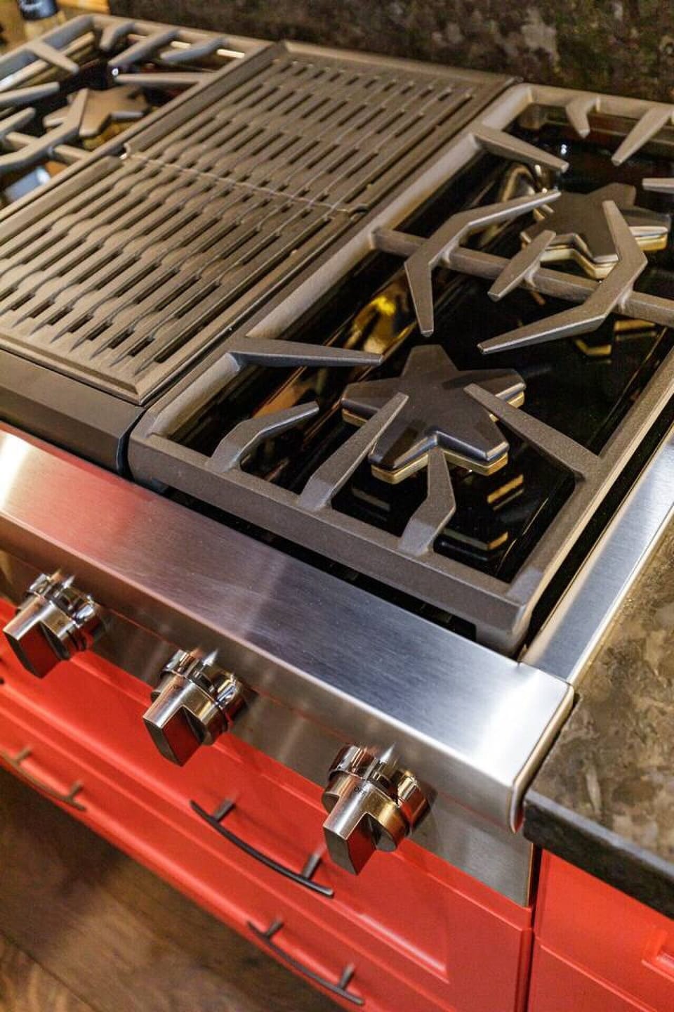 Modern gas cooktop ready for home-cooked meals. Easy to use and great for anyone who enjoys cooking.