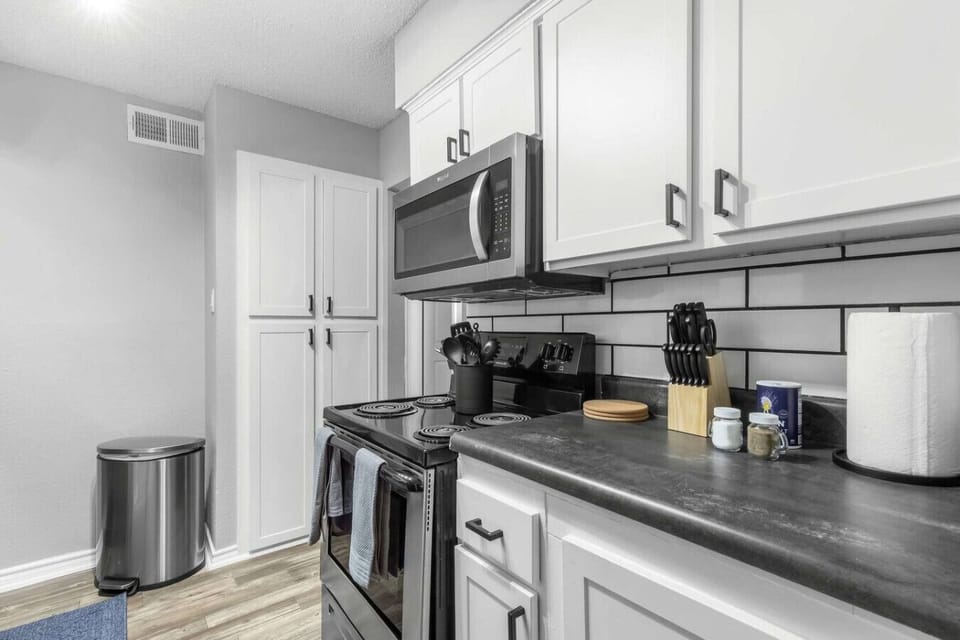 Fully equipped kitchen with modern appliances, perfect for preparing meals during your stay in Arlington. A convenient option for longer stays, game weekends, or concert trips near AT&T Stadium