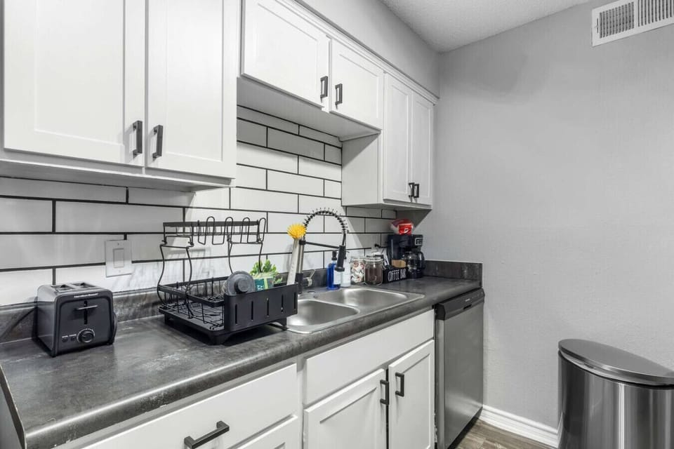 Fully equipped kitchen with modern appliances, perfect for preparing meals during your stay in Arlington. A convenient option for longer stays, game weekends, or concert trips near AT&T Stadium