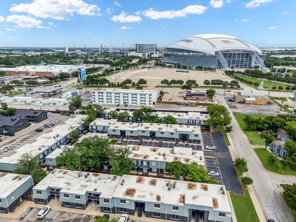 Located in a convenient and well-maintained community at Stadium 700, just minutes from AT&T Stadium, restaurants, and top Arlington attractions