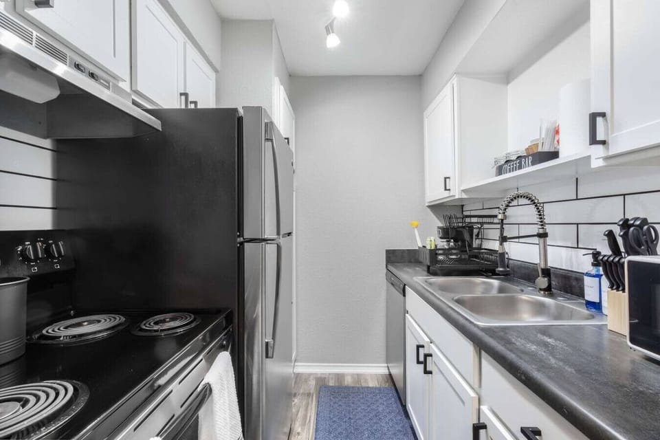 Fully equipped kitchen with modern appliances, perfect for preparing meals during your stay in Arlington. A convenient option for longer stays, game weekends, or concert trips near AT&T Stadium
