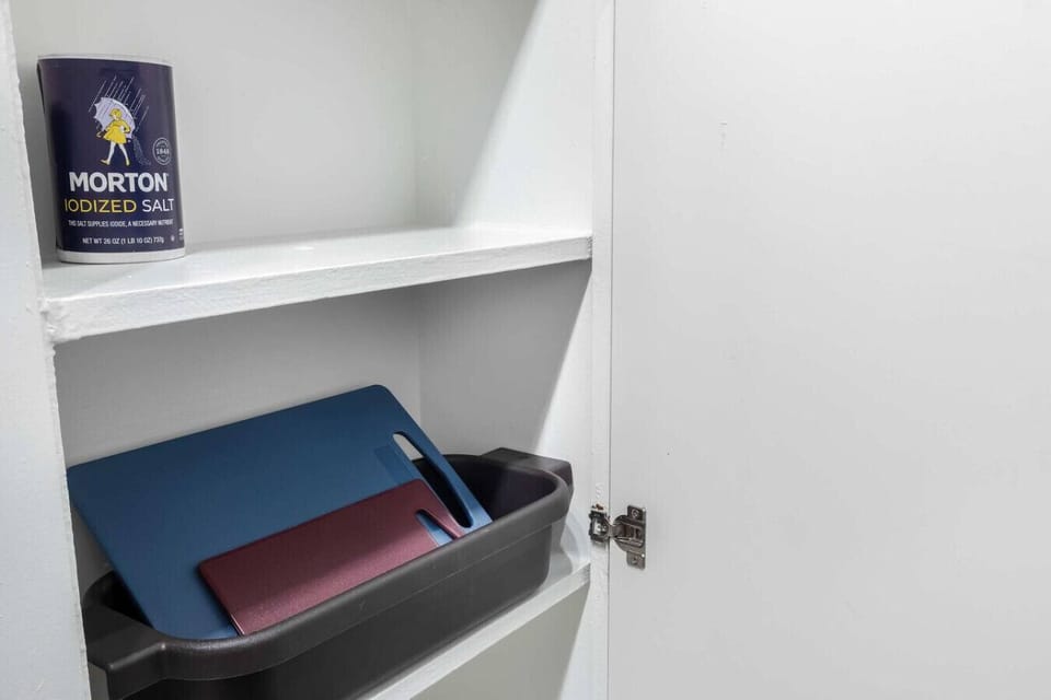 Fully equipped kitchen with modern appliances, perfect for preparing meals during your stay in Arlington. A convenient option for longer stays, game weekends, or concert trips near AT&T Stadium