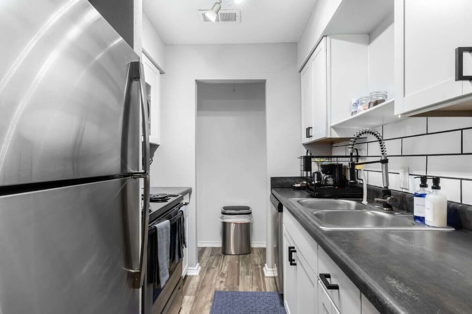 Fully equipped kitchen with modern appliances, perfect for preparing meals during your stay in Arlington. A convenient option for longer stays, game weekends, or concert trips near AT&T Stadium