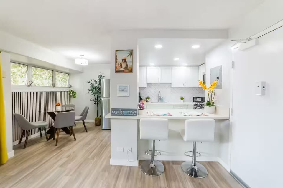 Spacious dinning room with breakfast bar and dinning table for 4