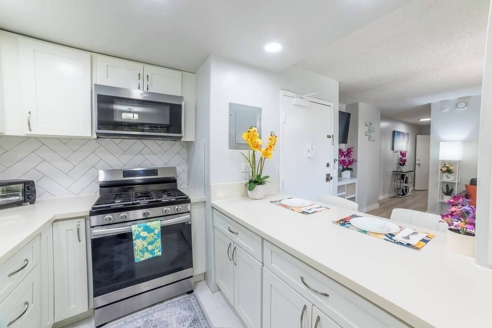 Fully equipped kitchen with full size stove, oven and a power microwave