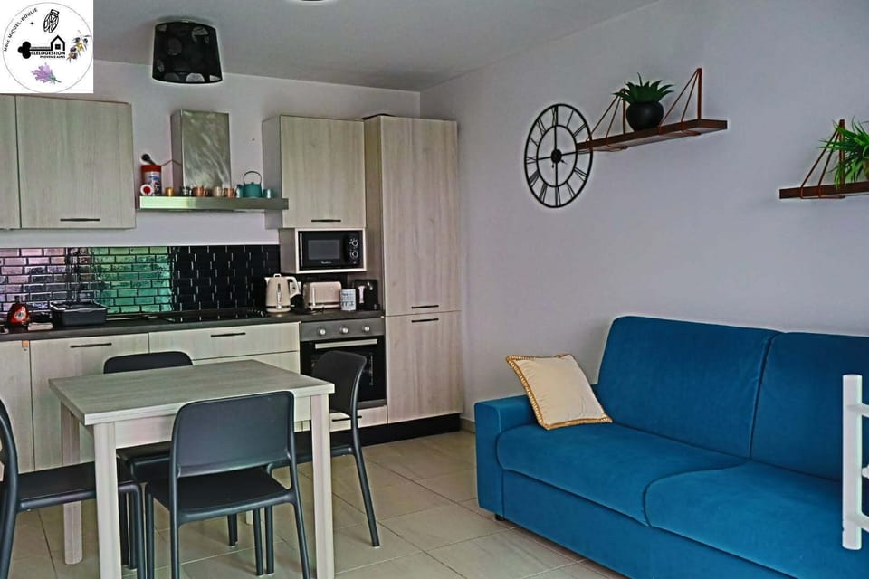 Comfort Apartment, 1 Queen Bed with Sofa bed, Balcony, Partial Sea View | Private kitchen