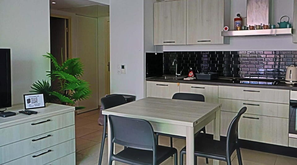 Comfort Apartment, 1 Queen Bed with Sofa bed, Balcony, Partial Sea View | Private kitchen