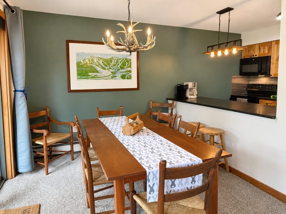 Gather here for hearty breakfasts, après snacks, board games, and tomorrow’s trail plans.