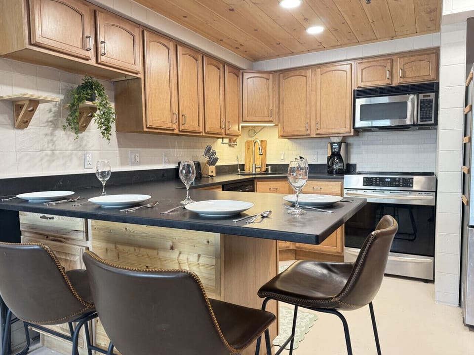 Modern, fully equipped kitchen with breakfast bar.