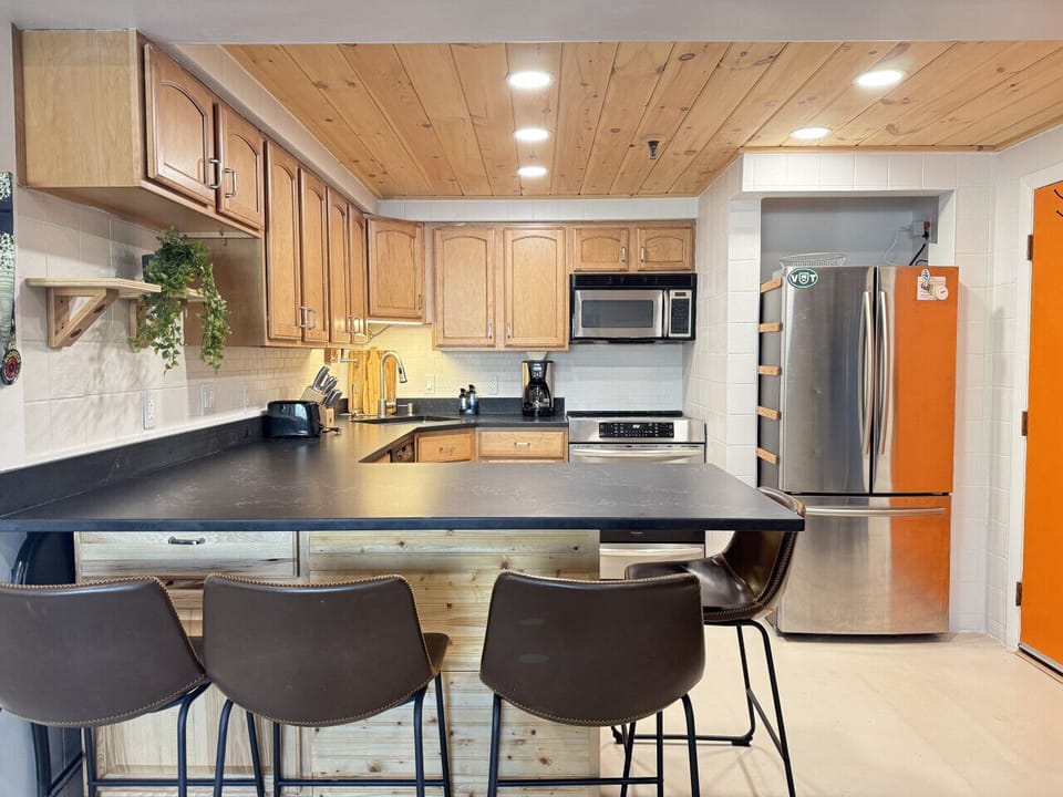 Cook like a pro in this fully equipped kitchen.