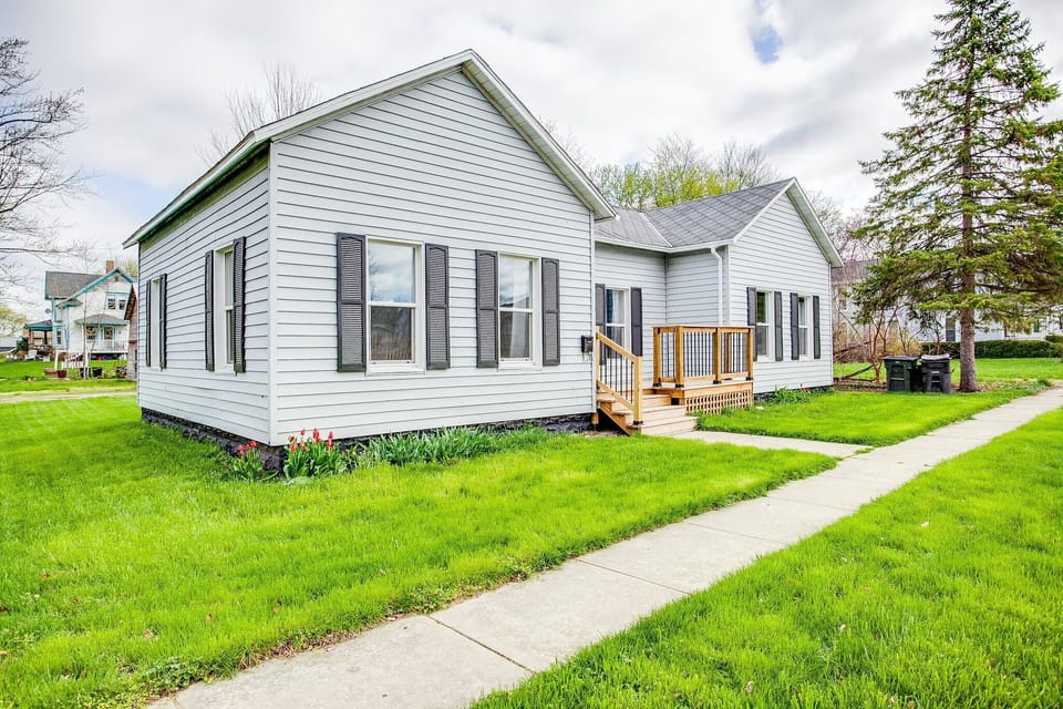 Charming cottage with private entrance, green yard, and quiet neighborhood.