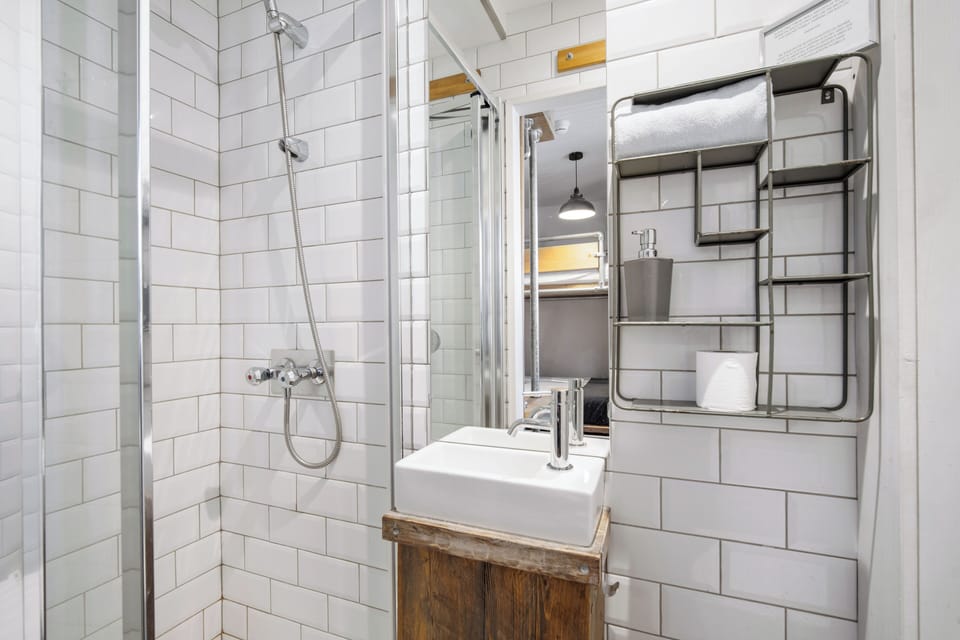 Triple Room | Bathroom | Soap, toilet paper