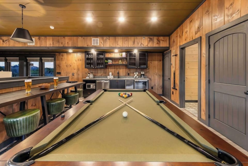 Tentless In Tennessee - Sky Deck with huge rooftop terrace (Sunrise and sunset views, mountain views) 5 Streaming TV's, Poker Table, Pool Table, Big Buck Hunter Arcade, Dual Racing Simulators, Kitchenette, 2nd Laundry Room