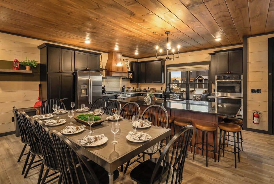 Tentless In Tennessee - Chef's kitchen, open to dining room and huge living room. 
