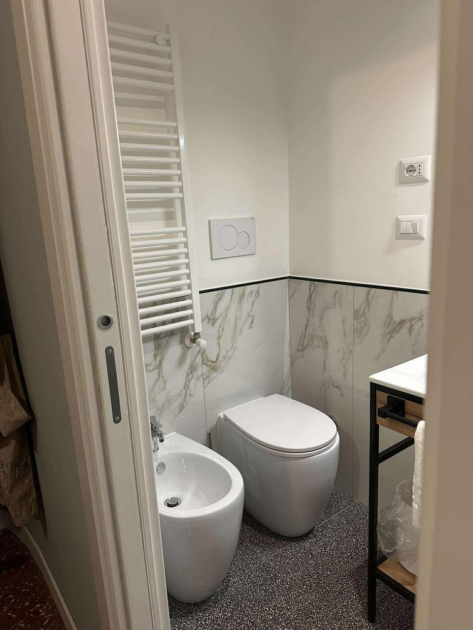 Room, 1 Double Bed, Ensuite, Courtyard View | Bathroom | Shower, rainfall showerhead, free toiletries, hair dryer